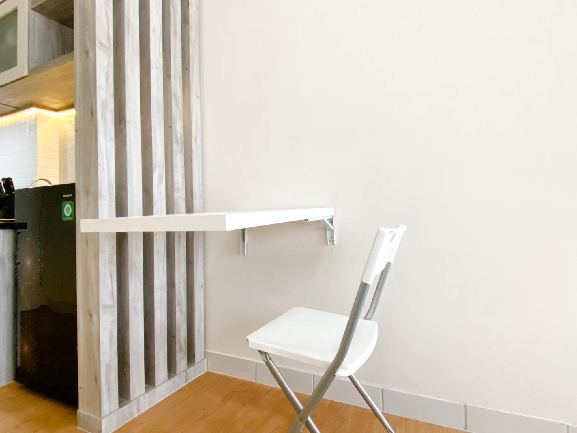 Modern Look And Comfy Patraland Urbano By Travelio Apartemen
