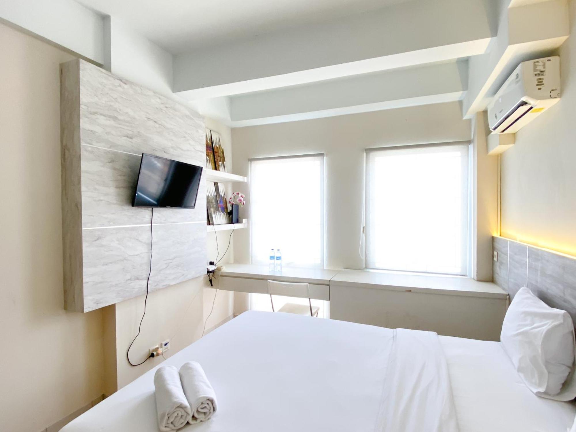 Modern Look And Comfy Patraland Urbano By Travelio Apartemen Bekasi